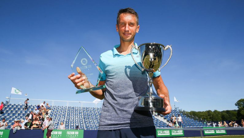 Стаховский выигрывает титул в Илкли и wild card в основу Уимблдона