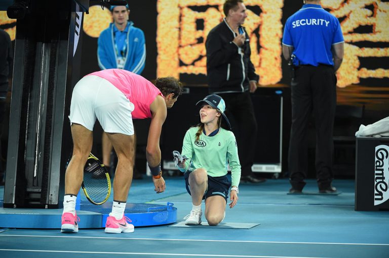 Nadal_kissed_girl_AUSOpen